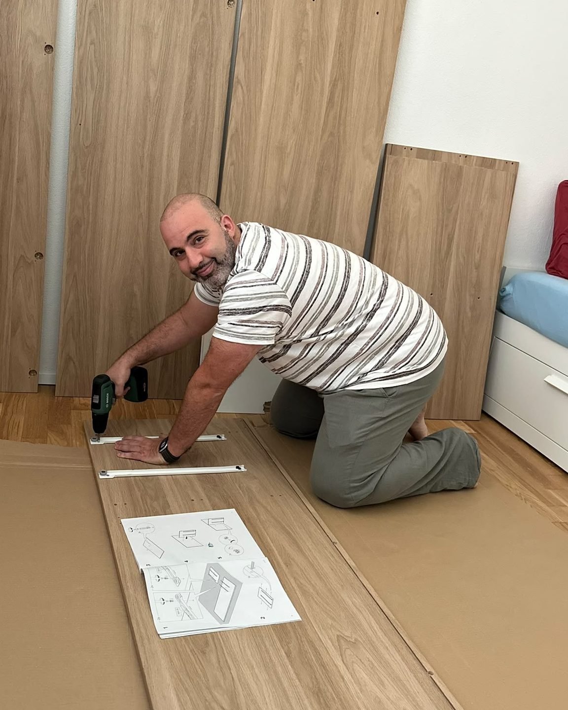 Ösi bei der Möbelmontage mit dem Akkuschrauber